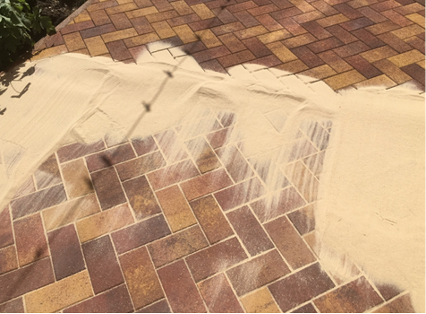 Заполнение швов между бетонными плитами песком