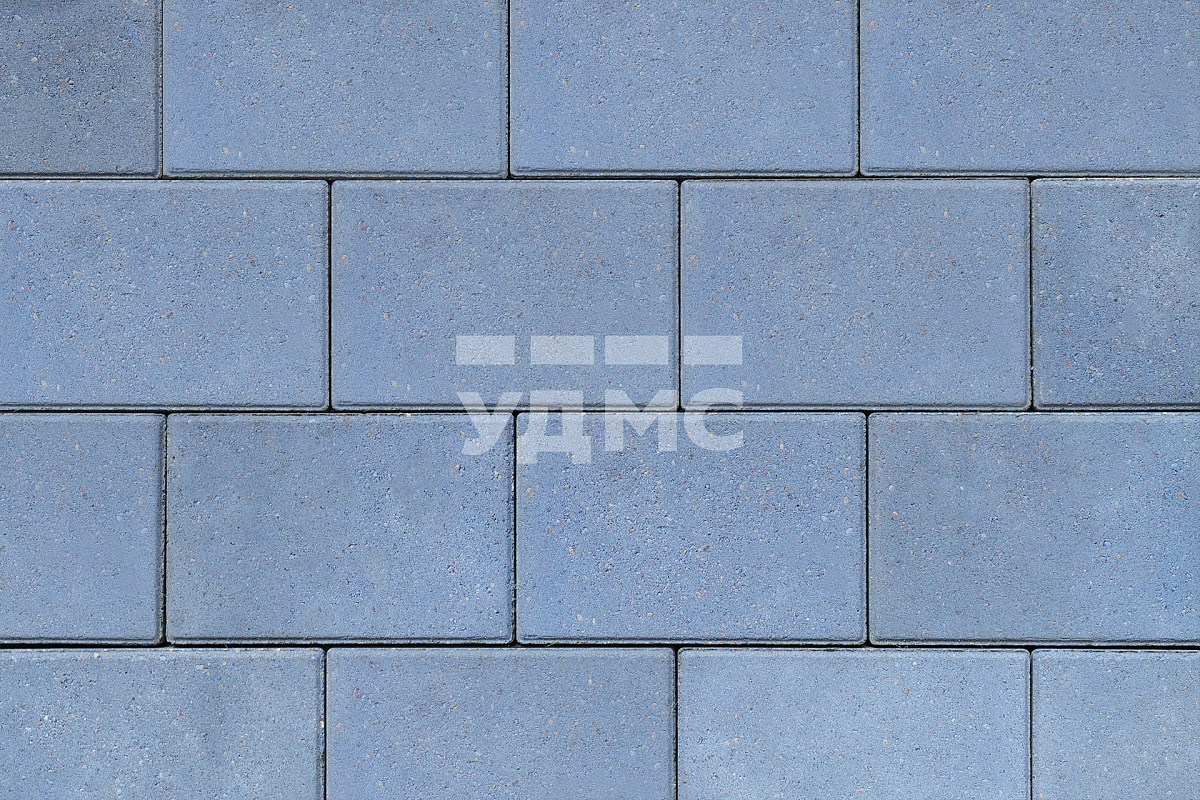 Синяя плитка на белом цементе