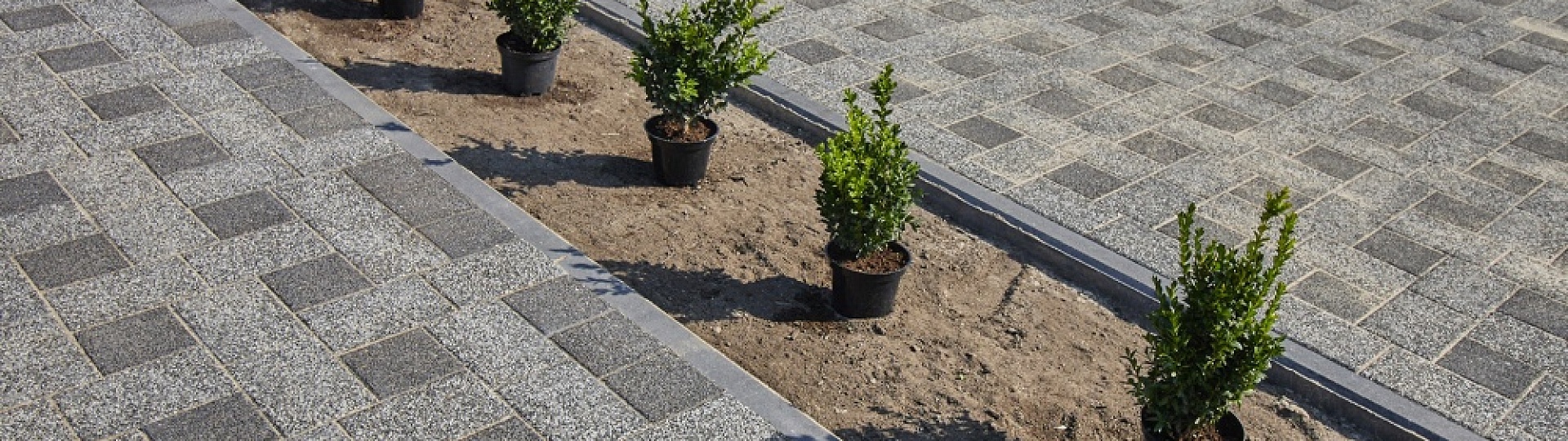 Как сделать раскладку тротуарной плитки с учетом особенностей ландшафта?