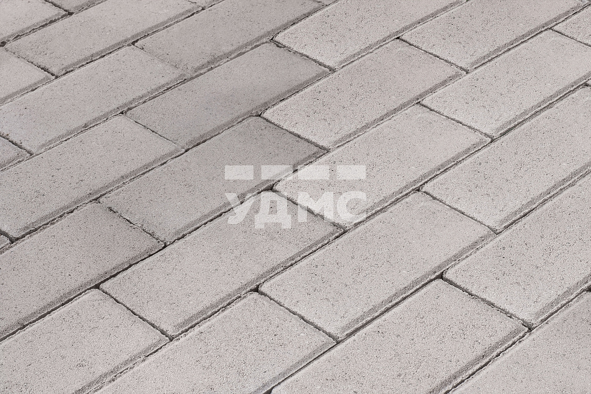 Белая плитка на белом цементе