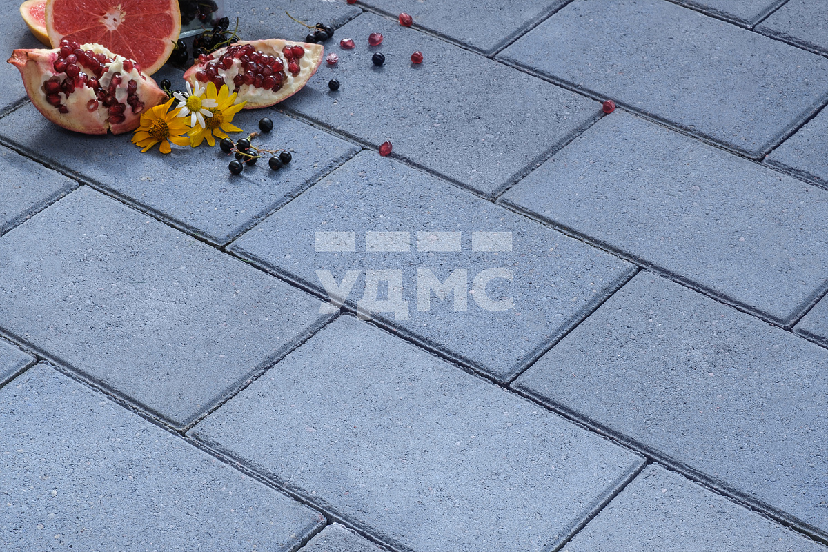 Синяя плитка на белом цементе