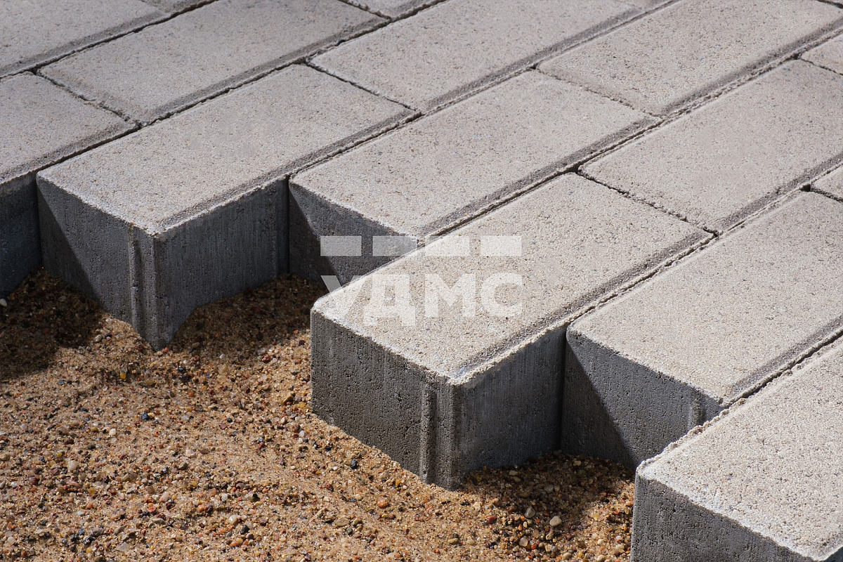 Белая плитка на белом цементе