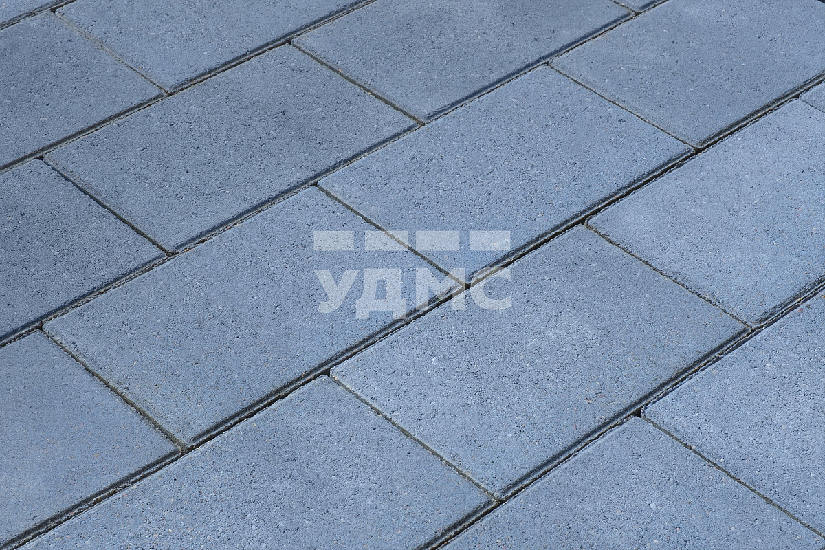 Синяя плитка на белом цементе